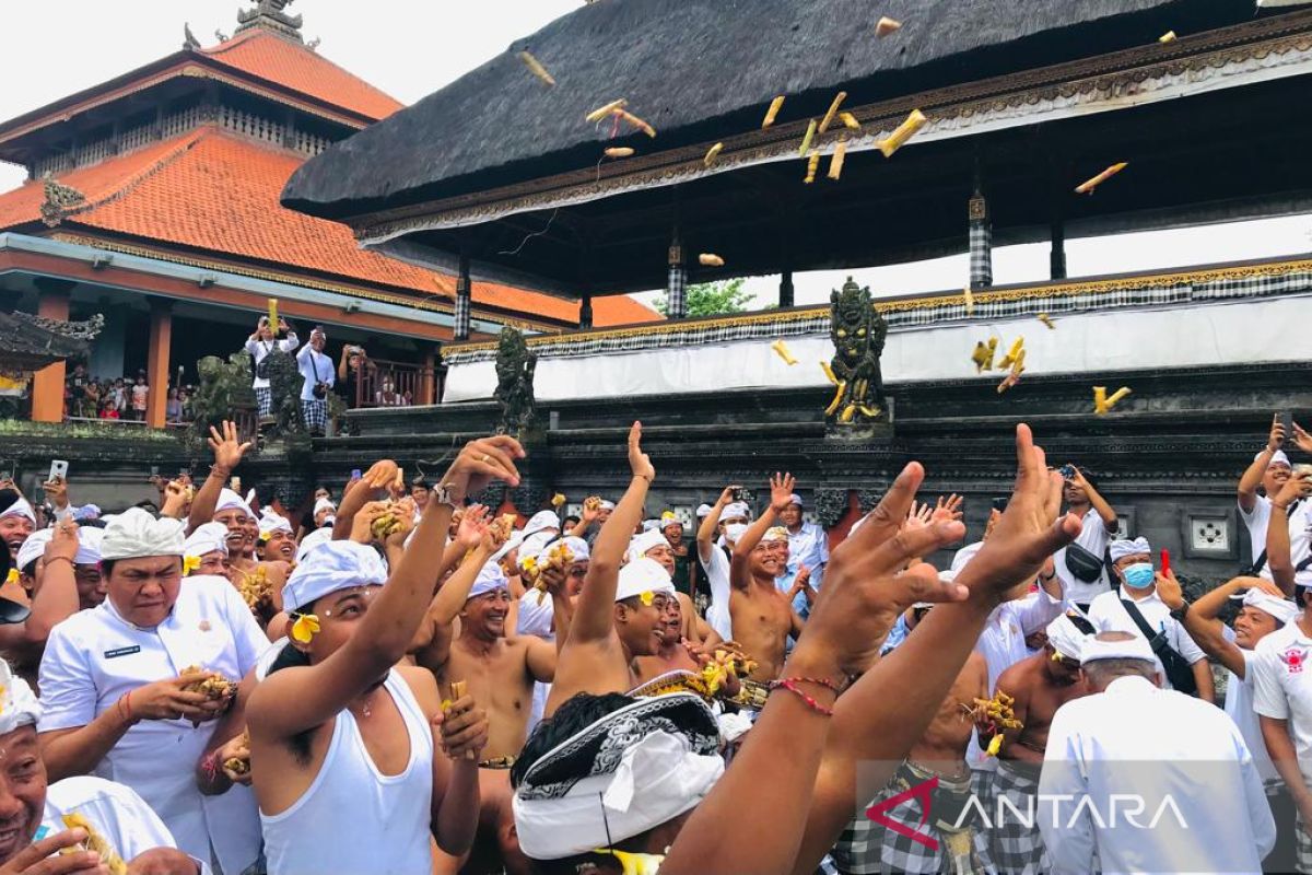 Warisan budaya "perang ketupat" jangan sampai punah