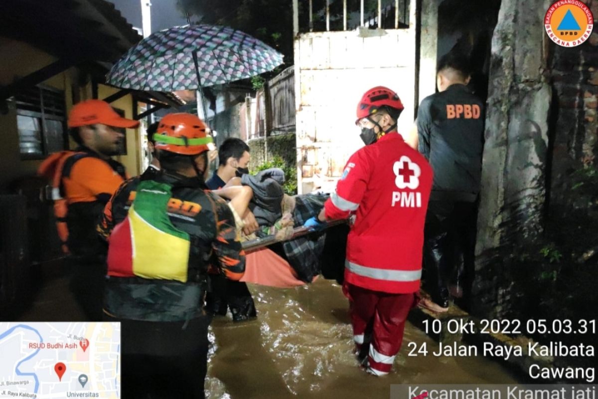 Personel BPBD DKI sedot genangan di 53 RT di Jakarta
