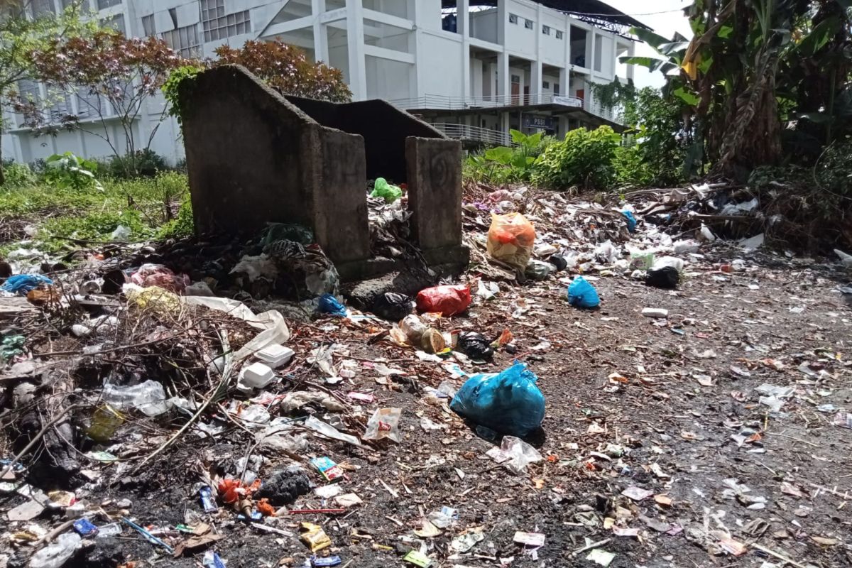 Warga keluhkan tumpukan sampah di selatan GOR Mini Praya