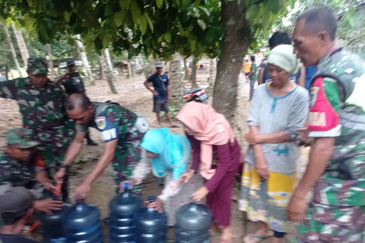 TNI sediakan pompa air bersih bagi warga korban banjir di Kabupaten Lebak