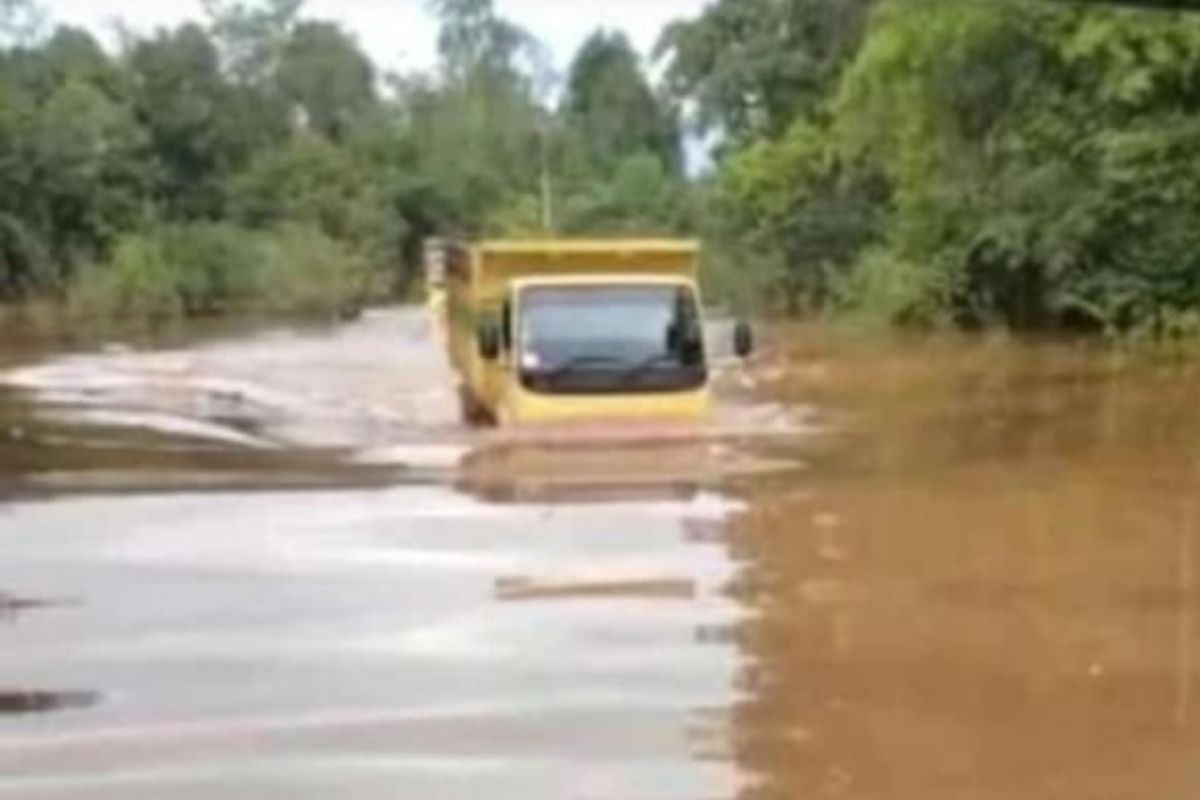 Sintang perpanjang status tanggap darurat banjir