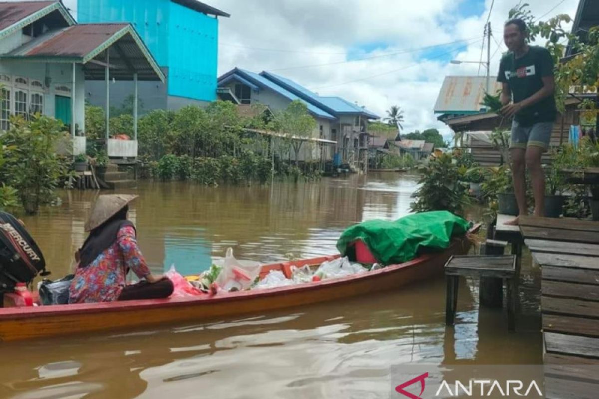 Banjir di Kapuas Hulu meluas ke 10 kecamatan, warga gunakan sampan