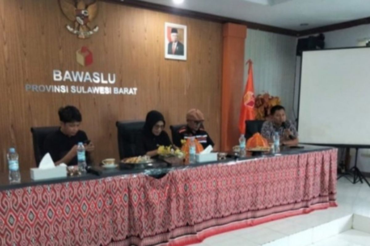 Bawaslu Sulbar menyerahkan kendaraan operasional Sentra Gakkumdu