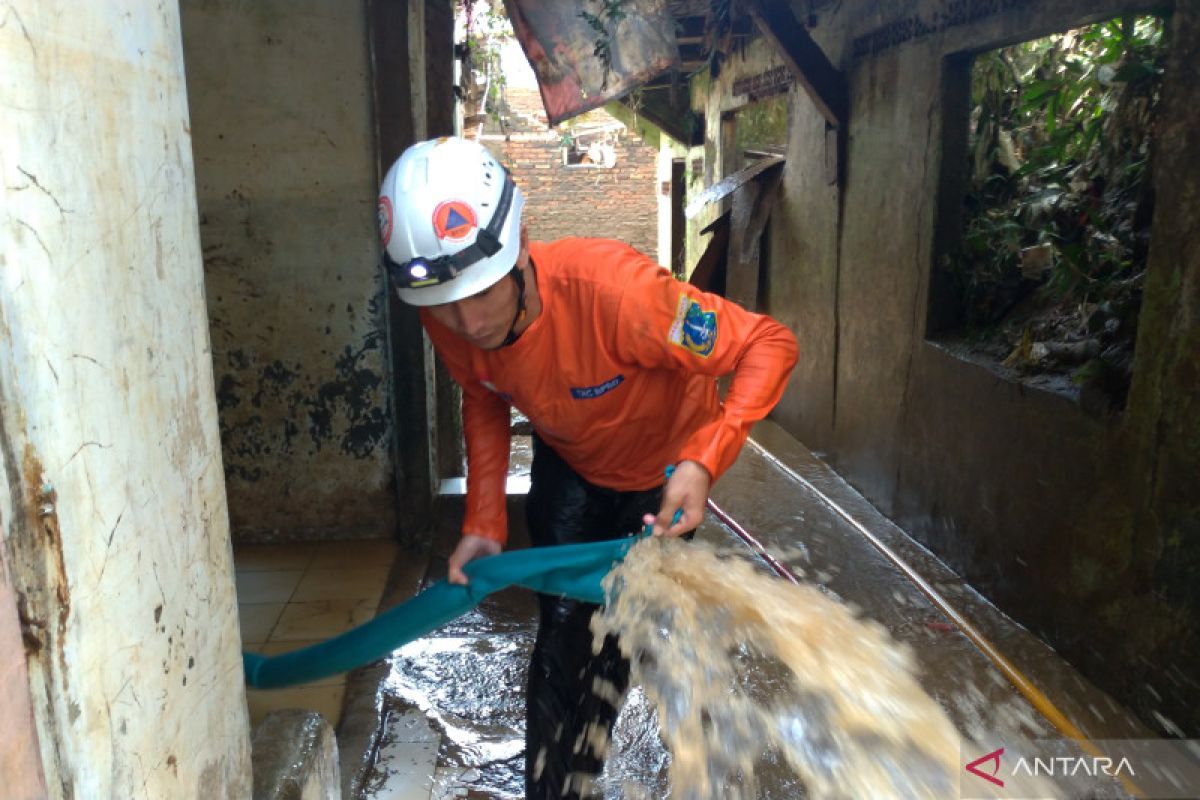 Aparat bantu warga bersihkan lumpur sisa banjir di Pejaten Timur