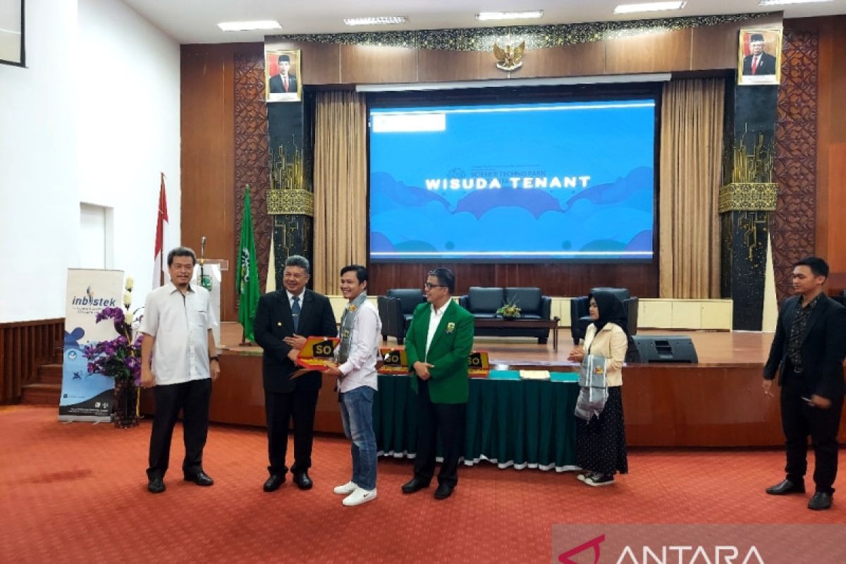 Unand wisuda lima UKM kota Solok lulus program inkubasi terpadu