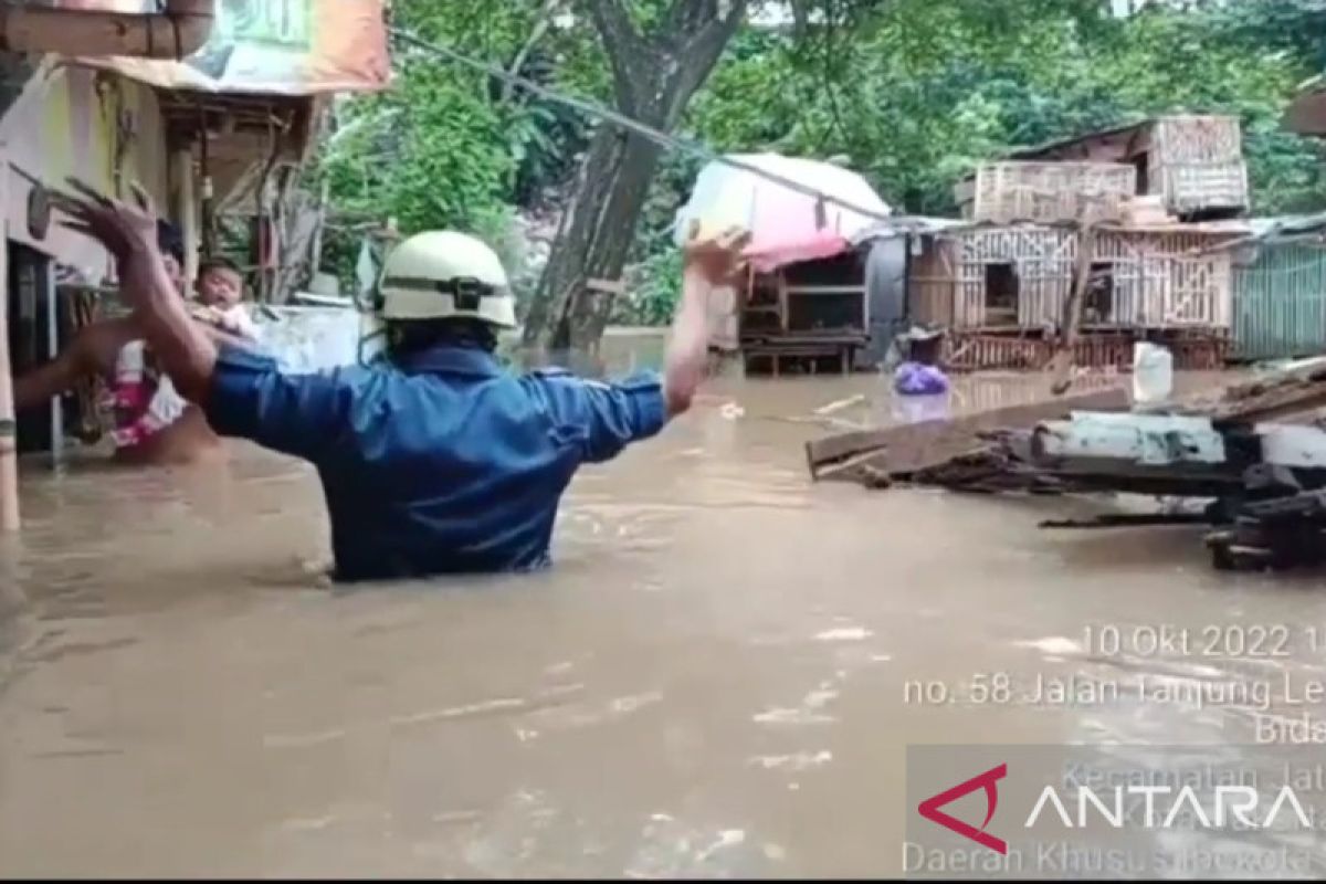 Bayi terjebak banjir di Bidaracina berhasil dievakuasi