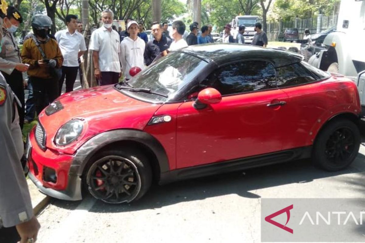 Dua pelajar kendarai mobil mewah bertabrakan saat berangkat sekolah