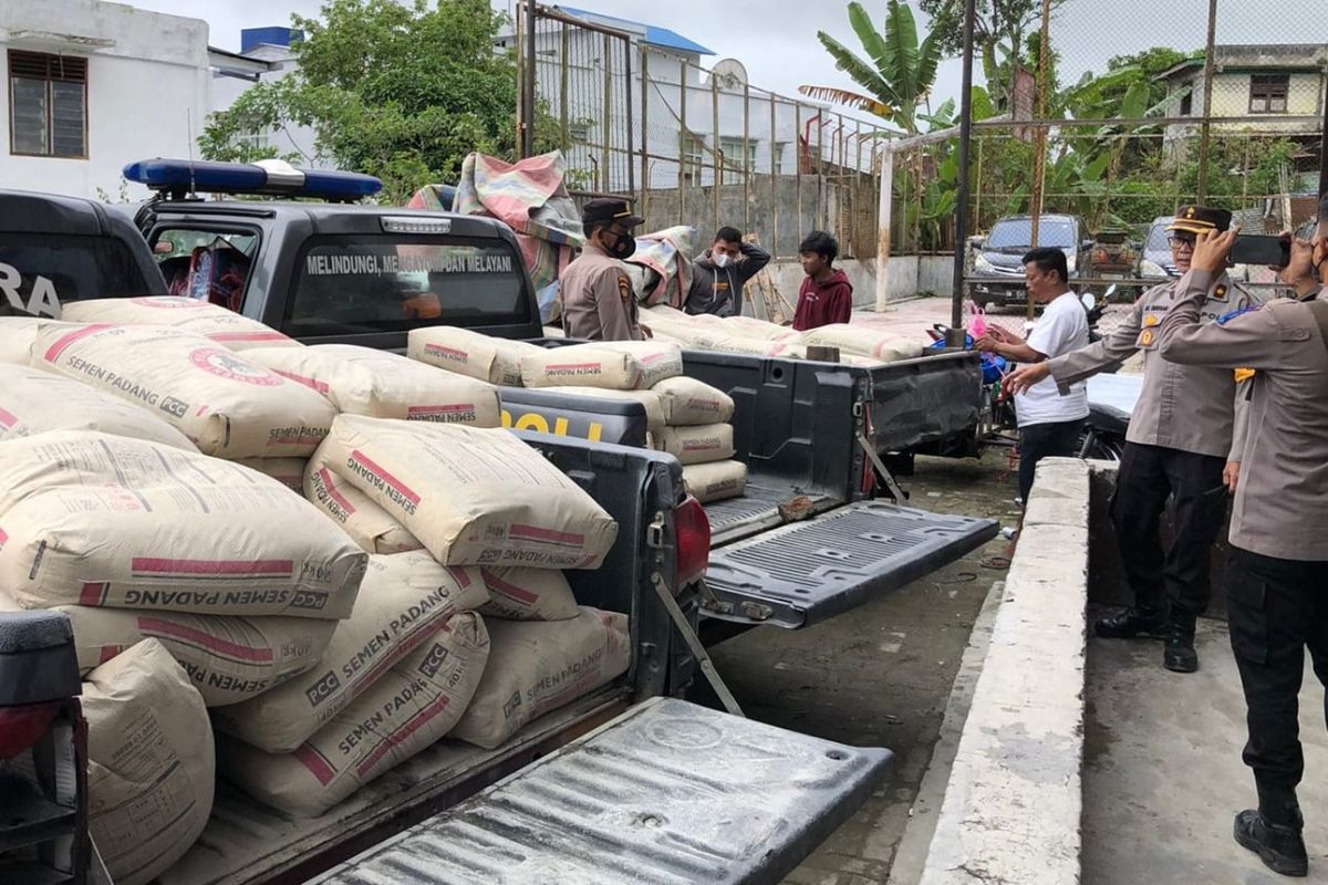 Puluhan truk bansos dari Polda Sumut terus berdatangan ke Tapanuli Utara