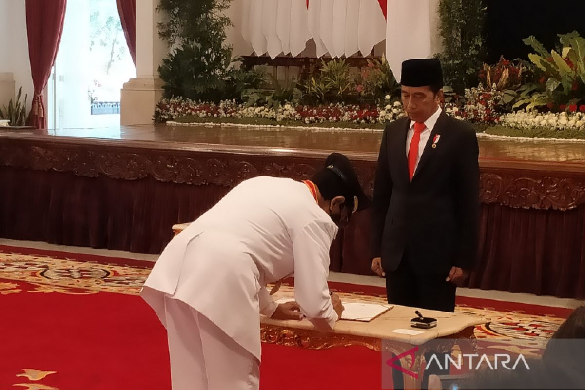 Presiden lantik Sultan Hamengku Buwono X sebagai Gubernur DIY di Istana Negara