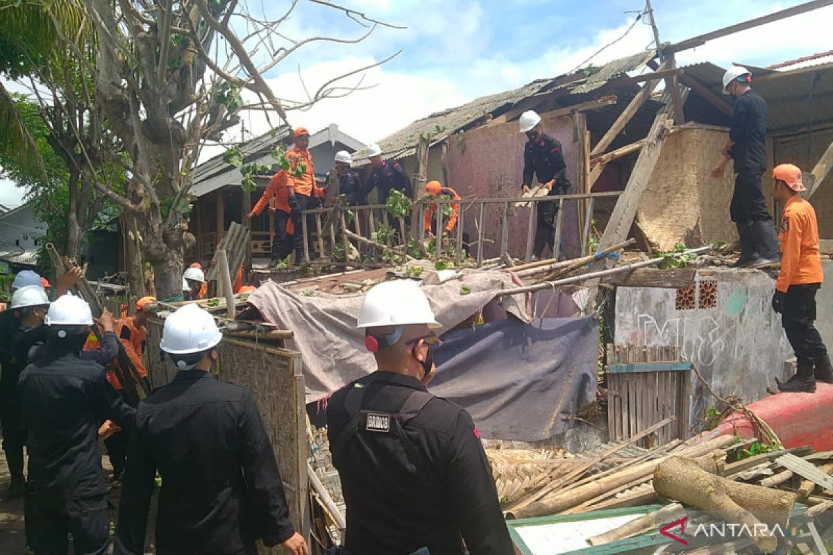Brimob membantu warga terdampak angin puting beliung di Lombok Timur