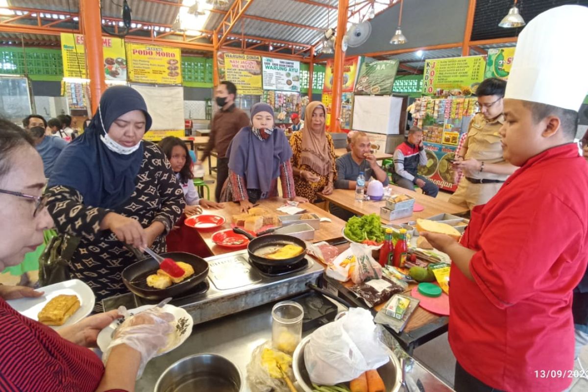 Dinkopdag undang chef latih pedagang Sentra Kuliner Surabaya