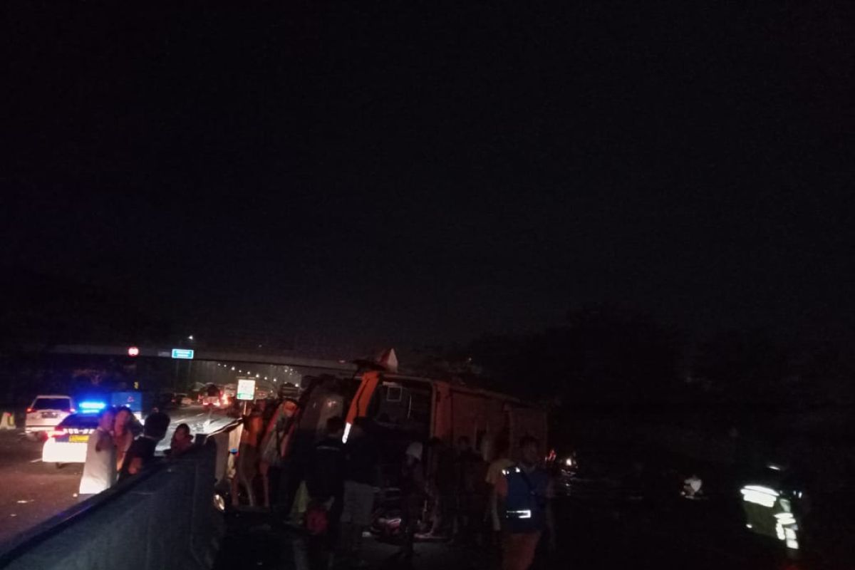 Tiga tewas dalam kecelakaan bus tabrak pembatas jalan di Tol Kejapanan