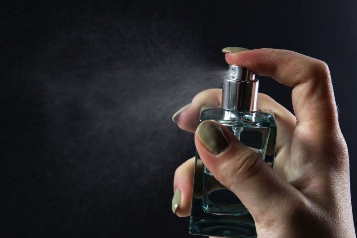 Benarkah menggosok kulit usai disemprot parfum adalah sebuah kekeliruan?