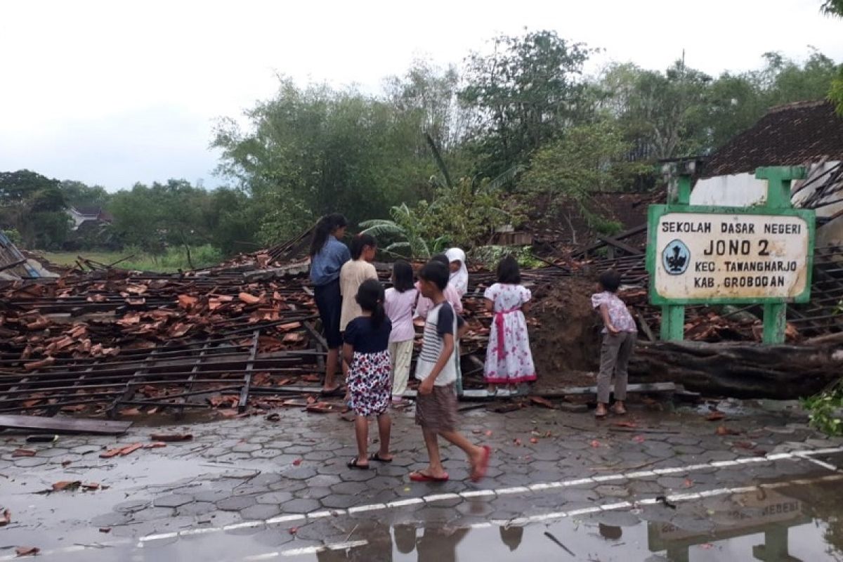 Warga Grobogan diminta waspada angin kencang