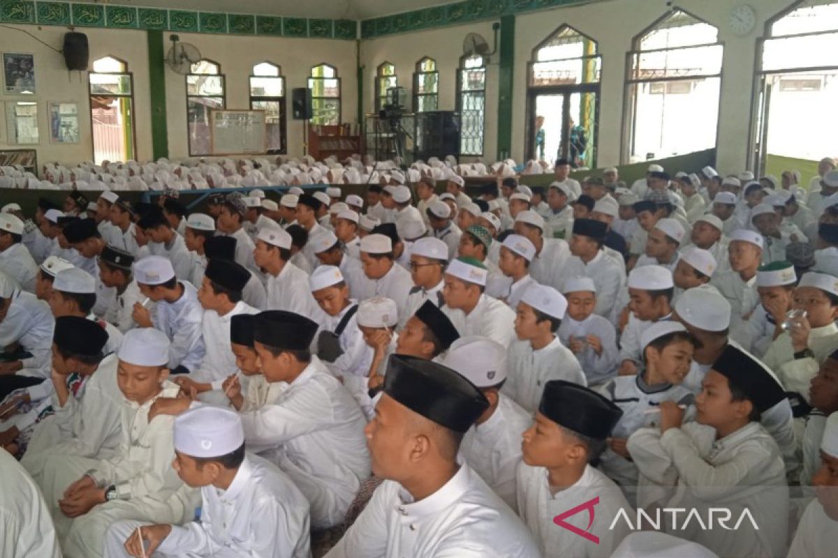 Santri hadiahi pendiri ponpes 500 khattam Qur'an