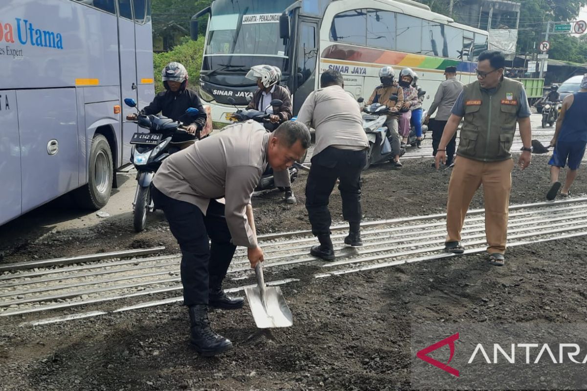 Polisi perbaiki perlintasan sebidang Stasiun Cikarang