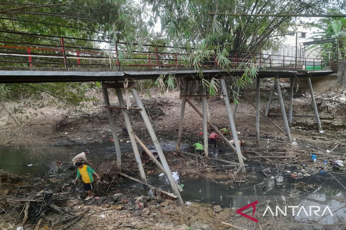 Tim gabungan bersihkan sampah sungai di Pamekasan