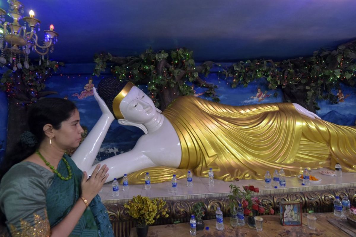 Lentera terbang warnai langit malam festival Buddha di Bangladesh