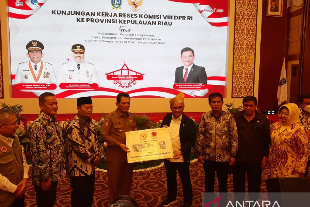 Kemensos dan DPR salurkan bantuan logistik bencana di Kepri