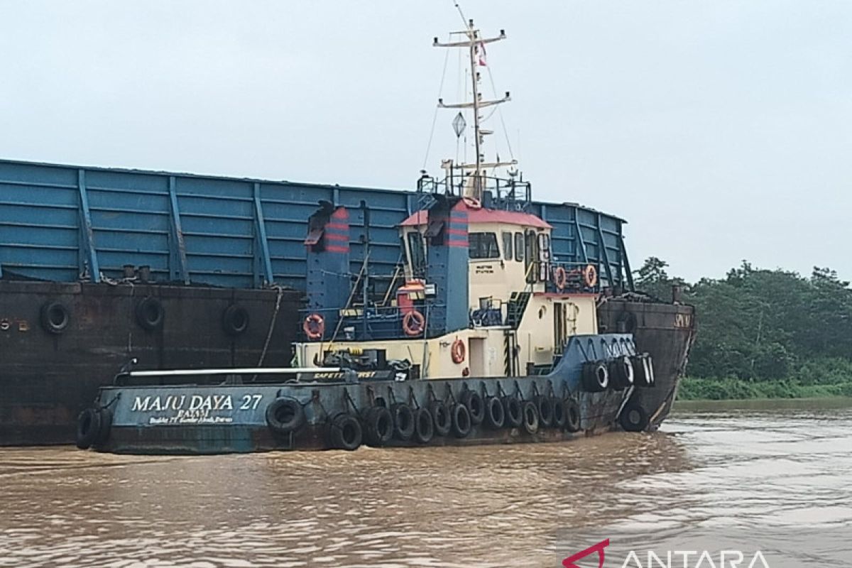 Kapal ponton menabrak rumah warga di pinggir Sungai Batang Hari