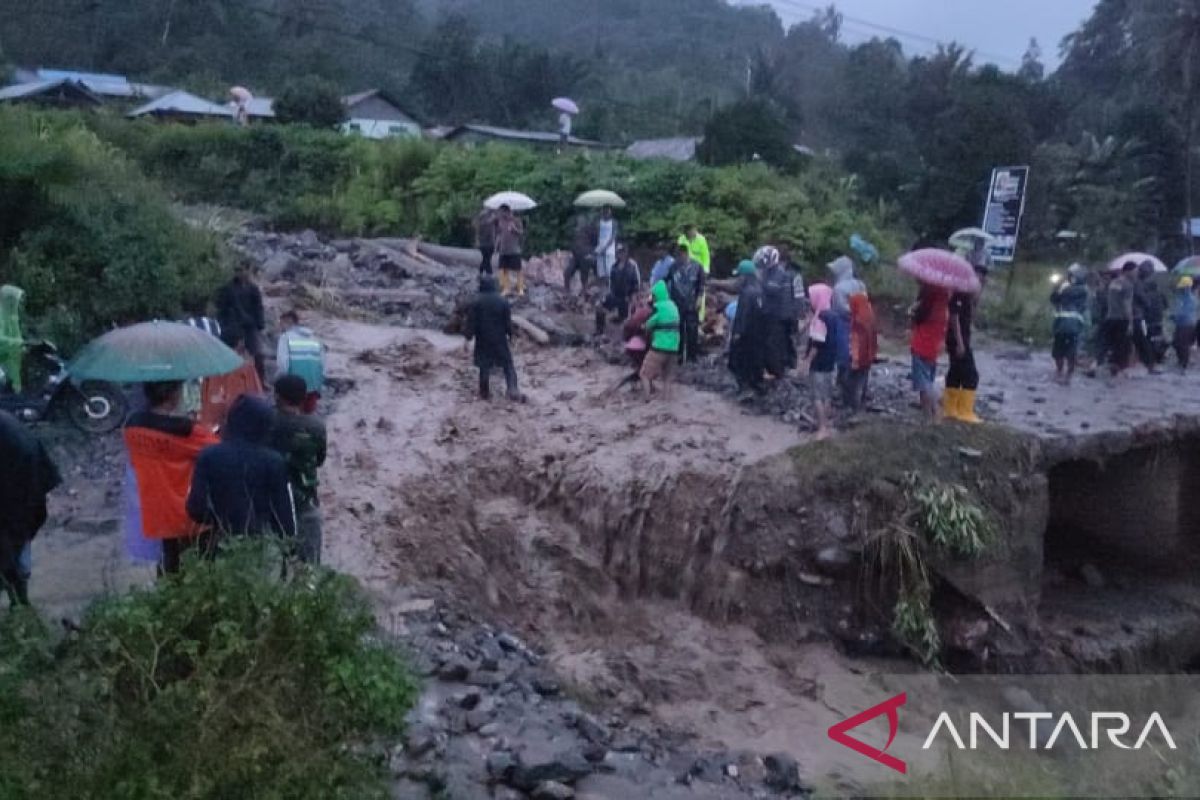 77 KK mengungsi  akibat banjir di Sigi