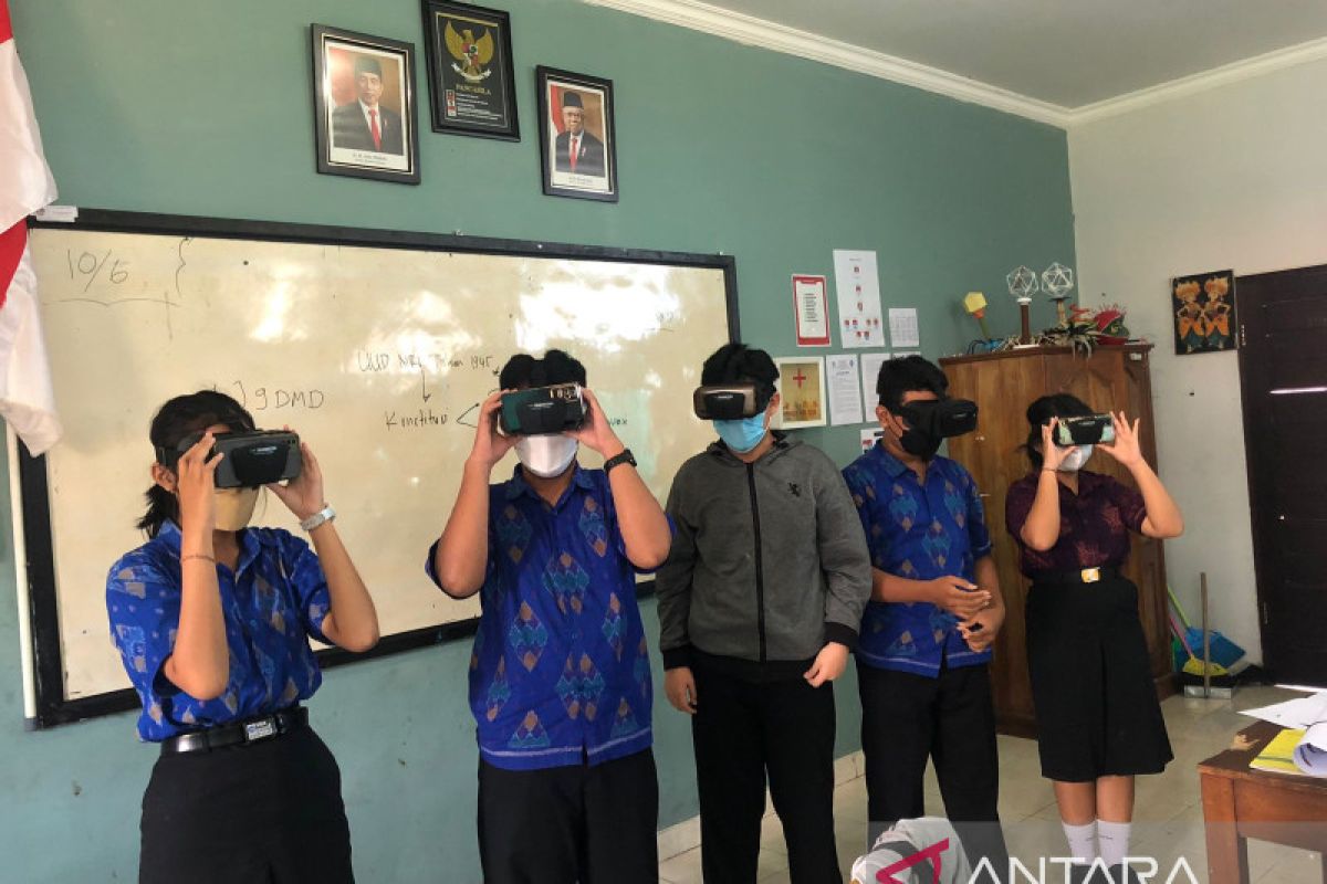 Pelajar di Bali mulai gunakan kacamata Virtual Reality untuk belajar