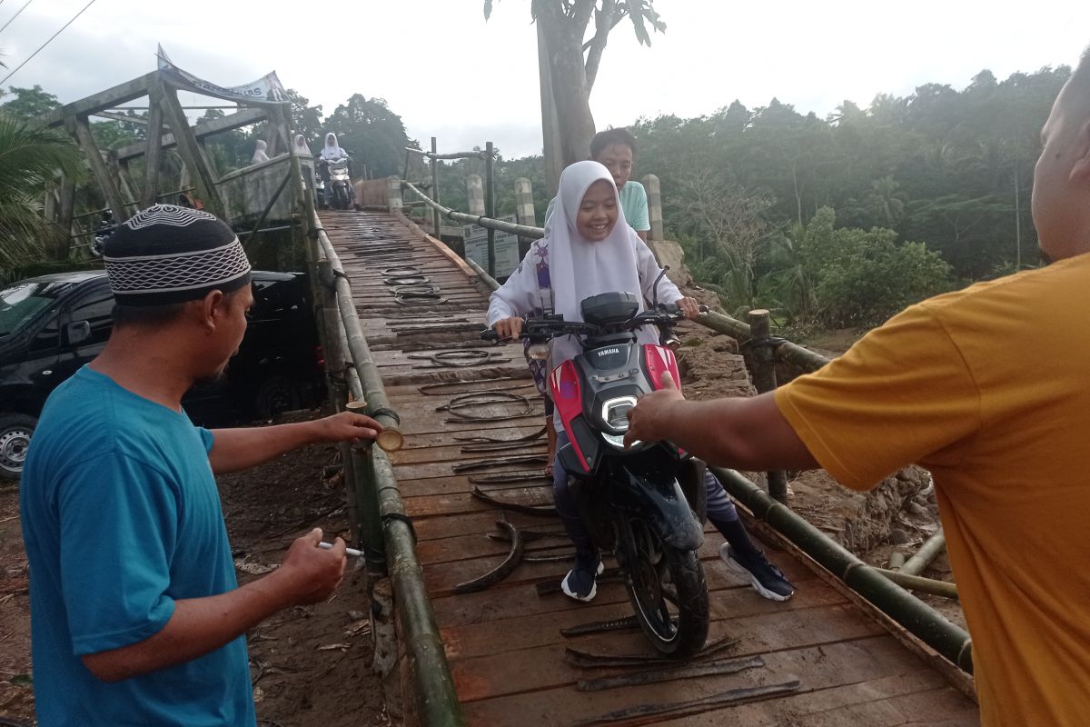 Jembatan Cimadur terdampak longsor akibatkan warga Lebak terisolasi