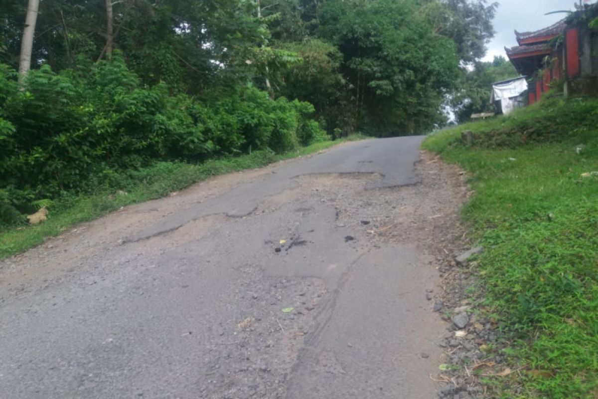 Jalan rusak di Desa Tampak Siring tak kunjung diperbaiki