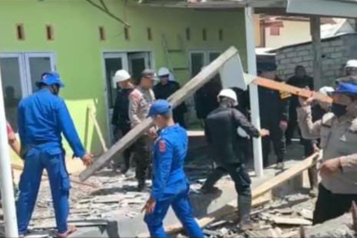 Polairud Polda NTB perbaiki rumah korban dampak puting beliung