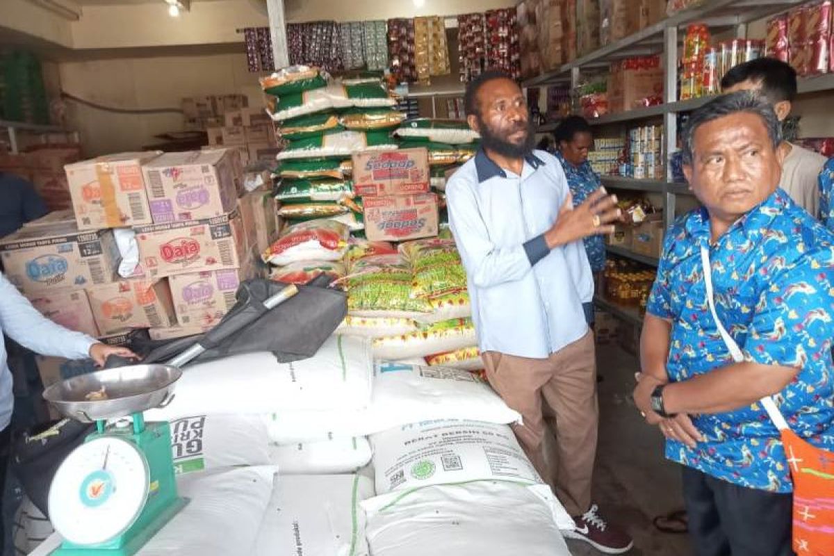 Asosiasi Pedagang Papua mengajak ASN belanja di pasar rakyat
