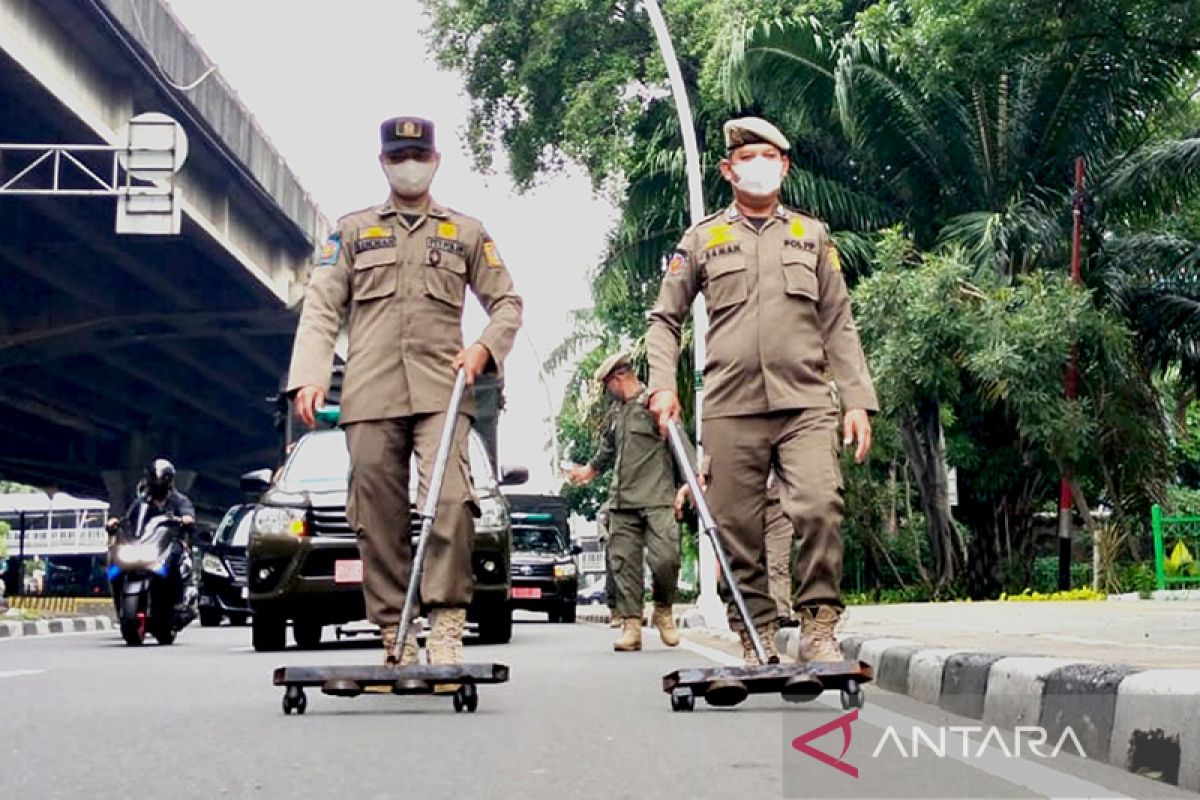 Satpol PP Jakarta Pusat lakukan operasi ranjau paku