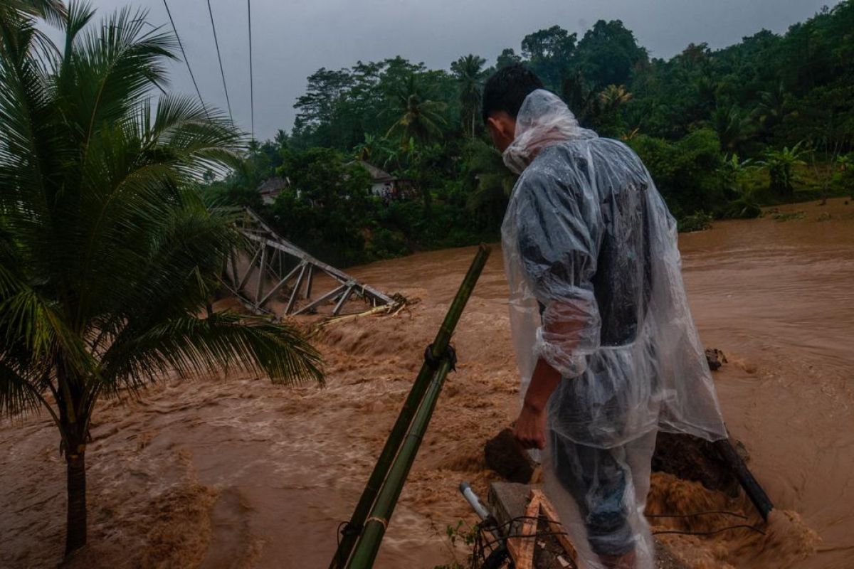 Jembatan Cimanyak Kabupaten Lebak roboh diterjang banjir susulan