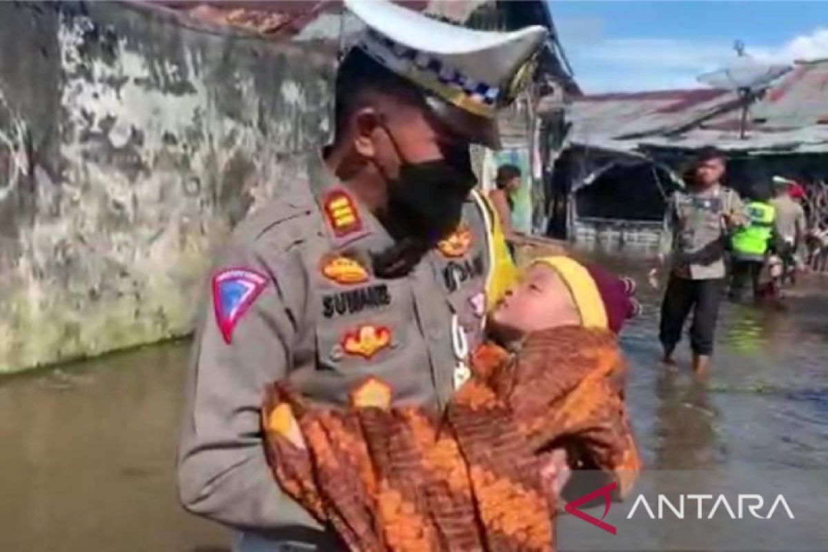 Polisi bantu evakuasi bayi korban banjir di Singkawang