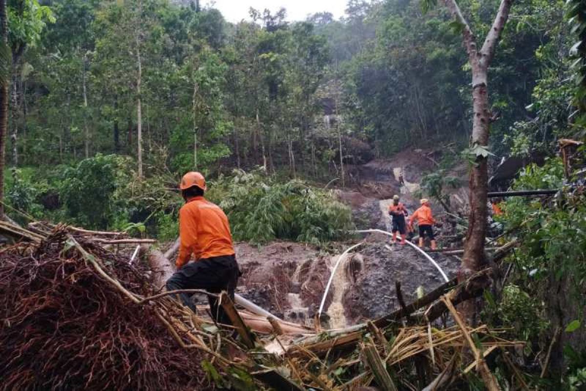 Hujan deras akibatkan banjir bandang dan longsor di Borobudur