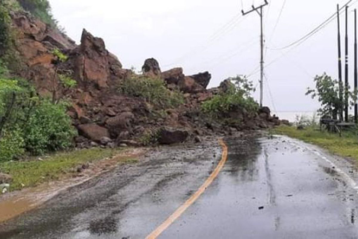 Longsor tutup jalan Trans Sulawesi di Majene-Sulbar