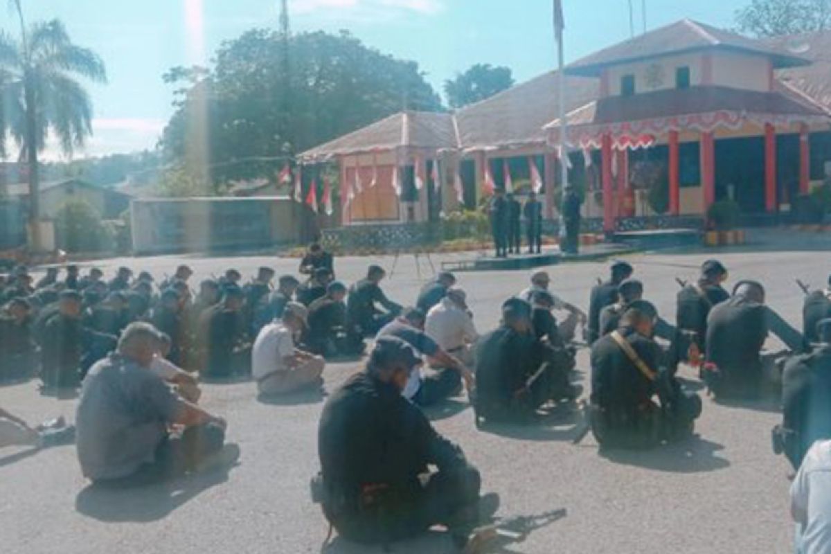 Personel Brimob Polda NTT gelar doa bersama untuk korban Kanjuruhan