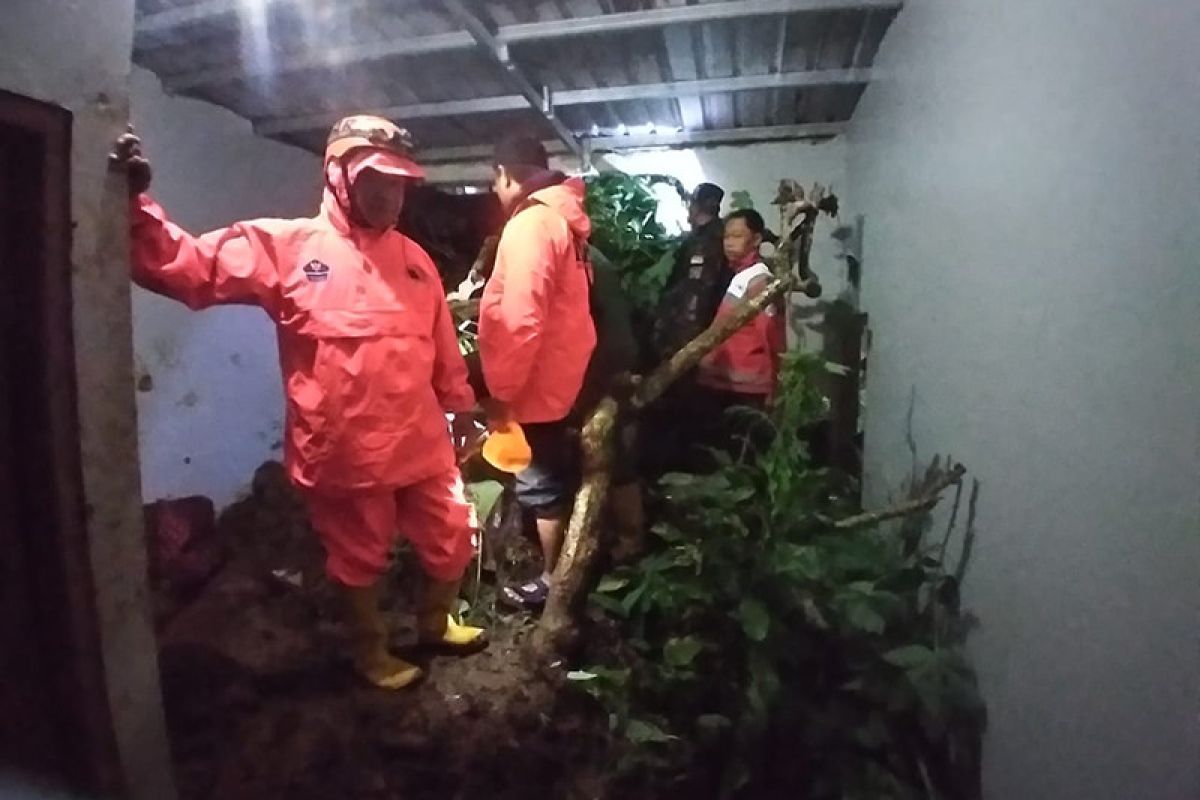 Petugas gabungan evakuasi lima korban longsor di Banjarnegara