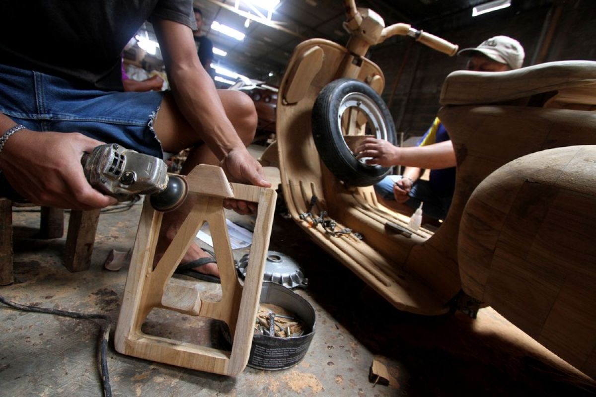 Album Asia: Karya kerajinan kendaraan kayu di Boyolali Jawa Tengah