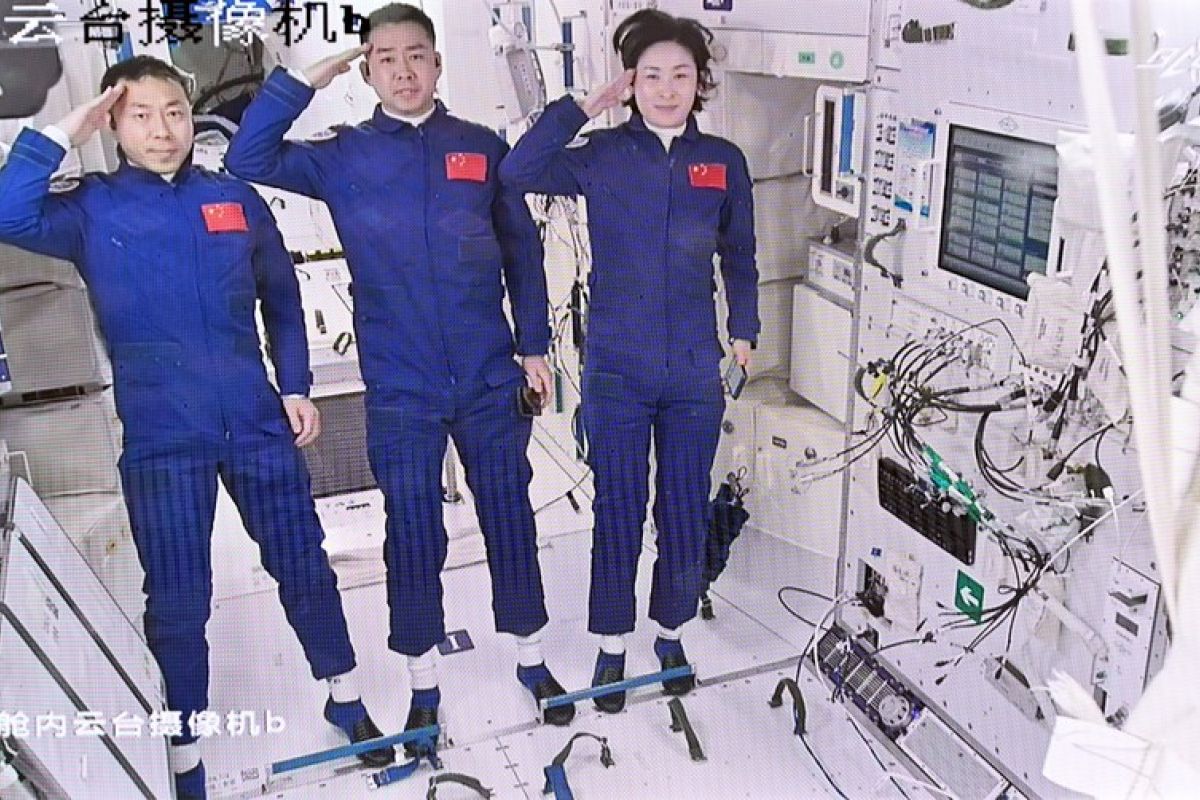 Tiga taikonaut sampaikan modul kuliah dari laboratorium luar angkasa