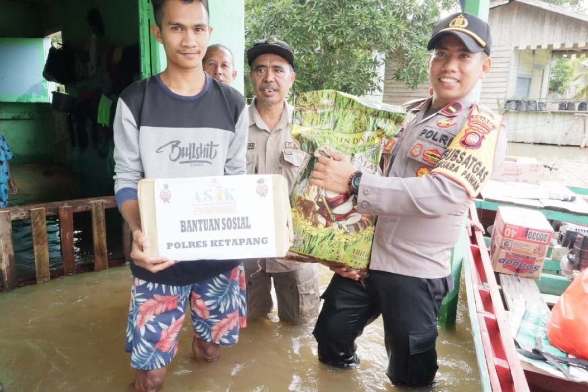 Tim gabungan serahkan bantuan kepada warga terdampak banjir