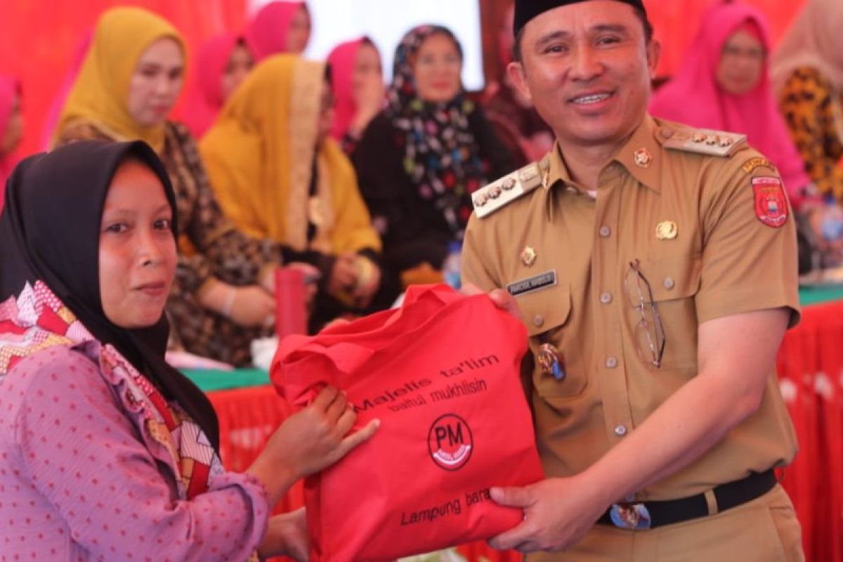 Bupati Lampung Barat hadiri pengajian akbar dan membagikan 604 seragam sekolah