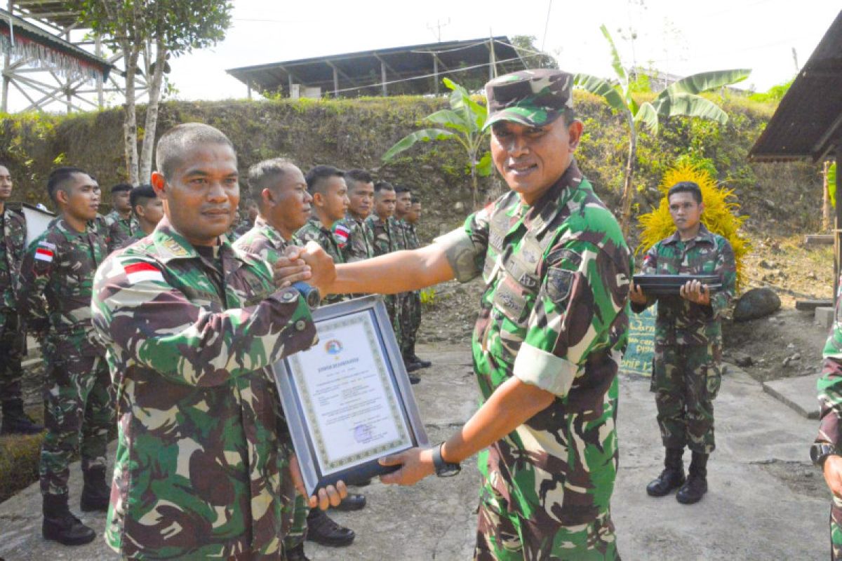Korem 172/PWY beri penghargaan prajurit Satgas Pamtas RI-PNG