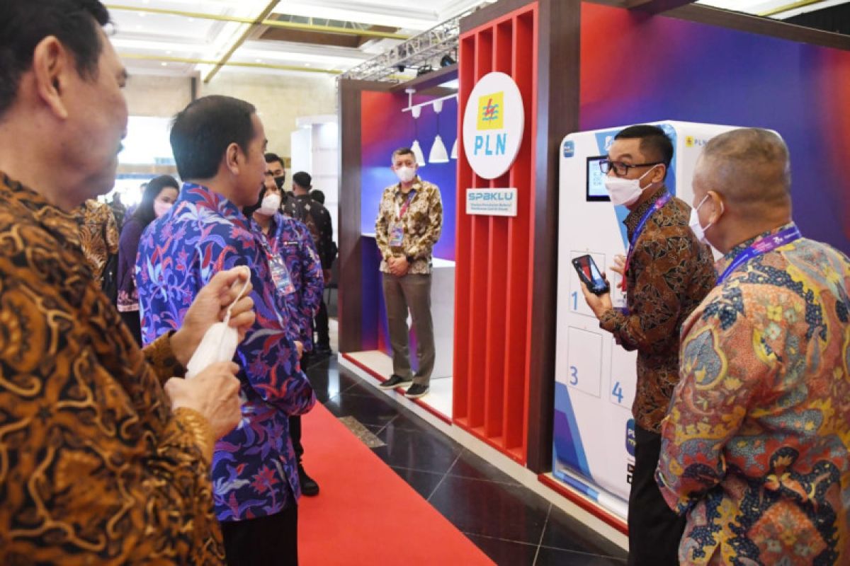 Presiden Jokowi tinjau kemudahan tukar baterai motor listrik, Dirut: Pakai PLN Mobile cukup 1 menit