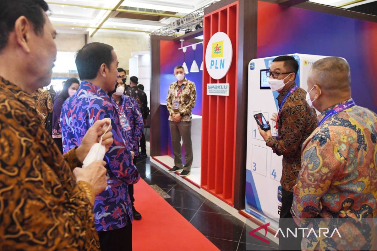 Presiden Jokowi tinjau kemudahan tukar baterai motor listrik, Dirut: pakai PLN Mobile cukup satu menit