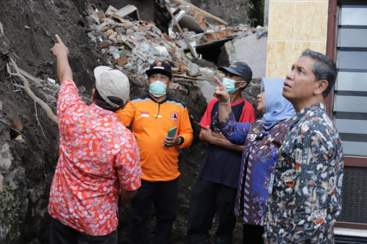 Pemkab Sleman beri bantuan warga korban longsor