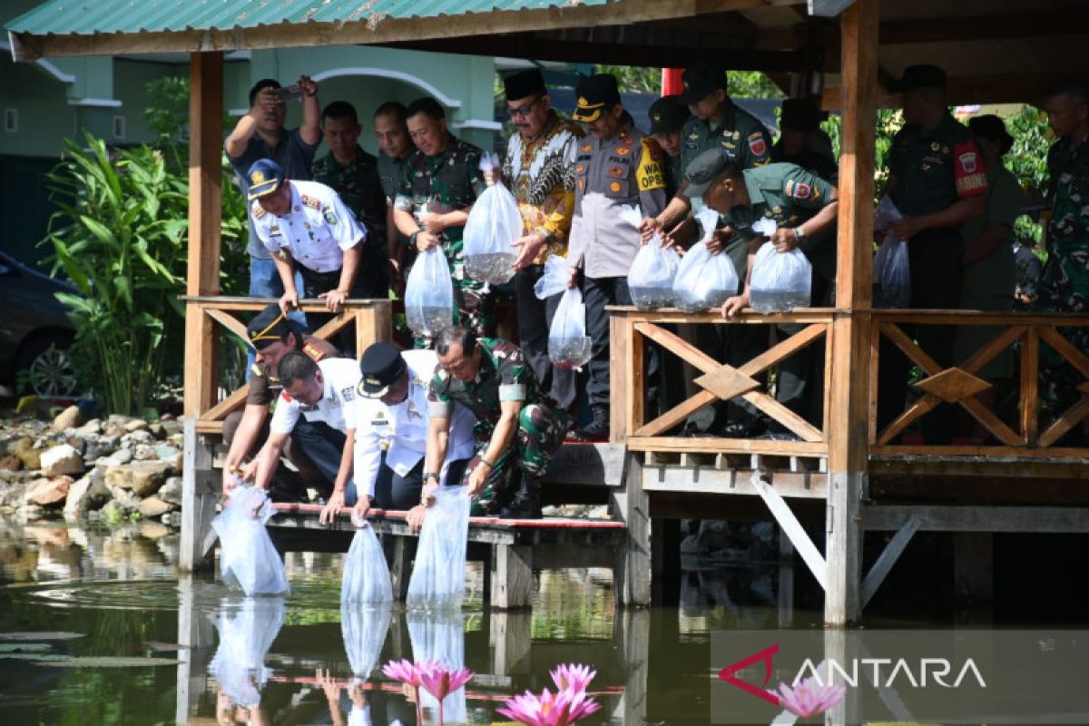 Pangdam XIV/Hasanuddin tabur benih ikan di kolam Markas Kodim Makassar