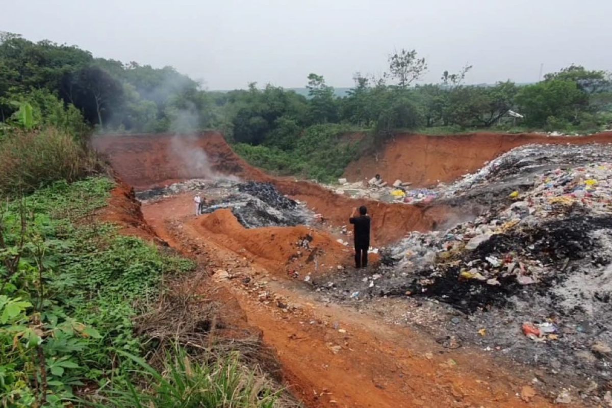 Anggota DPR temukan lubang besar pembuangan sampah dan limbah ilegal di Purwakarta
