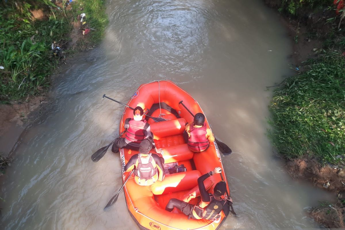 Tim SAR berhasil evakuasi jasad korban hanyut di Sungai Cicareuheun Bogor