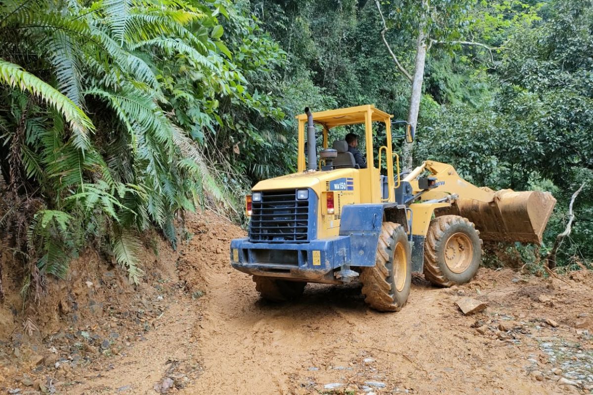 Dinas PUPR Banten bersihkan 68 titik longsoran di Kabupaten Lebak