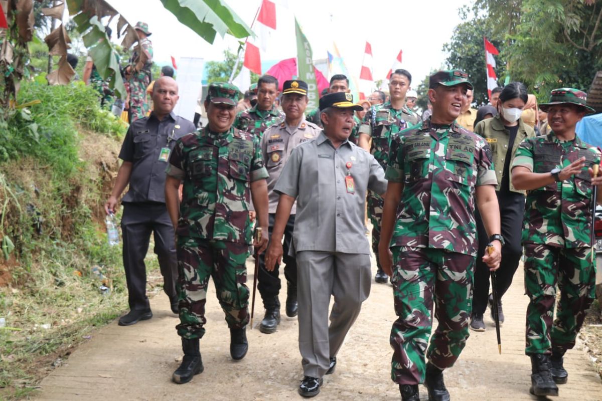 TNI buka akses jalan penghubung dua kecamatan di Bogor sepanjang 1,7 ribu meter